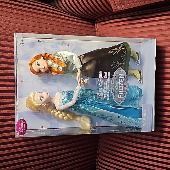 NIB: Rare Limited Edition Disney Store Frozen Elsa & Anna Ice Skating Set - Picture 3 of 9
